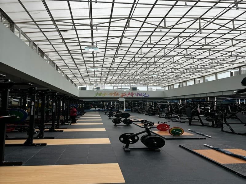 Простой пластиковый лист, приклеенный к бетонному полу для демонстрации теста на влажность.